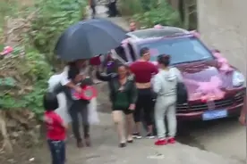 农村小伙结婚，撑着黑伞迎接新娘下婚车，你知道这是寓意什么吗视频封面