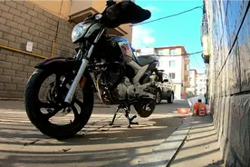 所有摩托车螺丝都是逆时针松开，顺时针是越来越紧