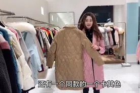 轻薄中长款羽绒服搭配加绒小脚裤，时尚减龄还显瘦！