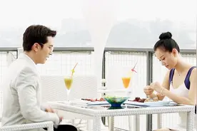 美女不知自己已经怀孕，相亲时遇到产科男医生，结果这下尴尬了！视频封面