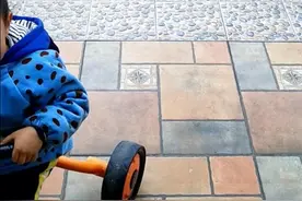 小孙子骑三轮表演视频封面