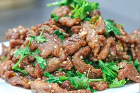 这才是孜然羊肉的家常做法，羊肉细嫩，不腥不膻，所有技巧全在这视频封面