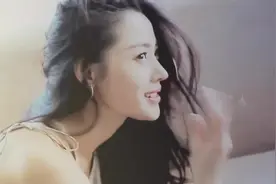 张天爱写真，五官精致造型性感，不愧是女神！视频封面