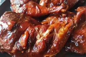 家常红烧大鸡腿，鸡肉滑嫩入味，做法简单，一手抓一个啃太香了