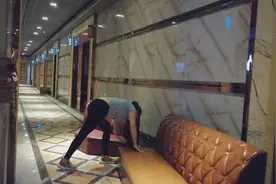 农村小伙进城到KTV做服务员，三个月还没营业，天天都在做卫生视频封面