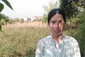 四十度的高温下，农村女人一个人在地里干活，真希望有人来帮帮她视频封面