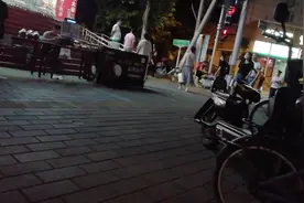 北京市朝阳区劲松南路和华威路交叉口，有个卖鲜花的美女实拍视频封面