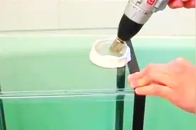 牛人教你在玻璃上打孔，原来要先用一块面团围起来，再进行操作视频封面