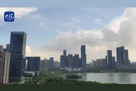 合肥上空又现“阴阳云” 一边灰暗一边碧蓝