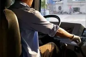 公交车司机遇到拉肚子怎么办  听听小付怎么说视频封面