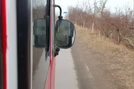 坐车赶会前面的两个人好嗨呀