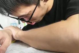 帅气同桌，上课在线打瞌睡。围观群众笑出声。视频封面
