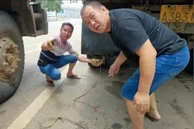 小军开渣土车，轮胎夹大石头了看师傅们怎样用钢丝绳拉出来视频封面