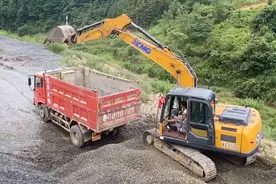 货车装砂拉去工地，一车只拉10方，挖机20斗为一车刚好装满视频封面