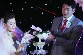 CBA主力莫科痛失爱妻，再婚娶亚洲泳后，两人一起赡养前妻父母！视频封面