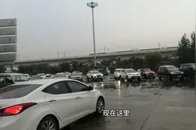 国庆假期第二天，秋雨绵绵，连霍高速开封服务区停车休息的人真多视频封面