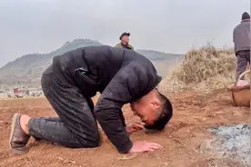 山东农村小伙给过世10年二伯伯上坟，磕头跪拜，看着让人心酸痛苦视频封面