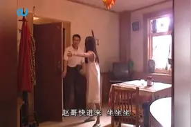 女子换衣服出门，喊大哥在门外等一等，不料大哥做出这举动！视频封面