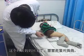 3岁宝宝厨房打翻开水锅，热水从头淋下，姐姐机智应对救了弟弟视频封面