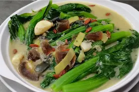很多人不知道青菜这样煮，汤白浓郁，香味十足，在家天天煮吃！