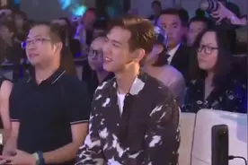 李现看到自己吻杨紫害羞啦，好可爱啊视频封面