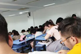 老师上课竟然没有一个人听讲，真实记录研究生公共课上课场景视频封面