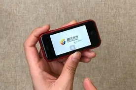 199元买的“世界最小”苹果手机开箱，上手那一刻：还能玩游戏？视频封面