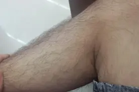 三十几岁大叔腿毛太多，天气暴热穿中裤，被婆娘骂影响风化，郁闷