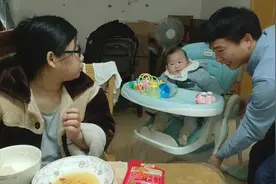 宝爸宝妈吃饭的时候把宝宝离自己近一点，小宝宝立马就开心了