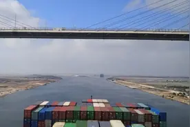 别点赞，看远洋大大大船过苏伊士运河，惊险通过大桥。视频封面