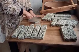 农村年货零食之一，阿姨教你做纯手工炒米糖，香甜酥脆你吃过吗？视频封面
