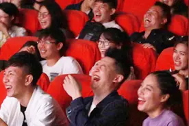 年初定下的目标完成了吗？美女发表年终总结，台下人都笑坏了视频封面