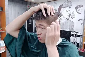 自己理发，原来发型师是这样给自己剪发的，你见过吗？视频封面