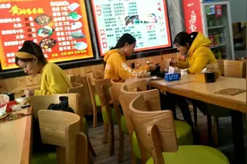 去闲鱼平台，同城交易卖了块手机，顺便吃份黄焖鸡米饭，看见几个视频封面