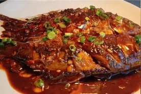 厨师长教你红烧鲫鱼的家常做法，步骤详细，鲜嫩无腥味好吃又下饭