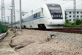 车底更换成CRH1A型动车组重联的D3147次列车从赣州站发出视频封面