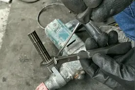 冲击钻钻头断在里面如何快速取出来，10多年维修老师傅告诉你