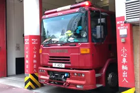 香港油麻地消防局古老的丹尼斯消防车出动视频封面