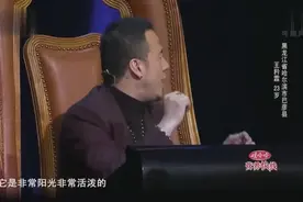 刚唱了三句话，竟出现了“连音”！杨坤吃惊不已，赶紧扭头查看视频封面