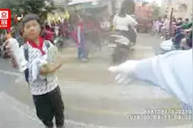小学生给执勤交警送水 蜀黍：叔叔给你敬个礼！视频封面