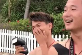 摄影大哥，反串就反串嘛~你能不能把胡子刮了视频封面