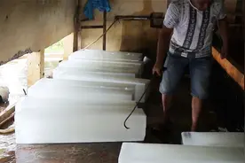 水冻成大冰块需要多久？看制冰厂制冰“简单粗暴”卤水制冰！视频封面