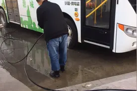 公交司机师傅又是忙碌的工作中午吃一个大鸡腿犒劳自己