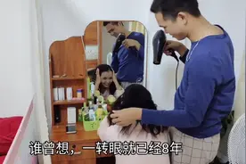 第一次帮媳妇吹头发，媳妇含情脉脉，被小伙感动的差点来个拥抱了