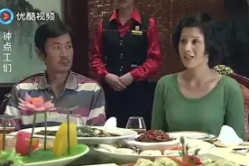 女婿请丈母娘一家吃饭，没想到接了一个电话再回来，菜全吃完了！视频封面