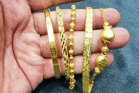 站在时尚的立场，黄金手镯和手链该选哪个？行内人有话说视频封面