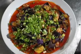 重庆陈师傅教你做（家常红烧茄子），超级下饭，看后先收藏。