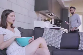 你永远不知道下一秒会在女友包里翻出啥 你确定这只是一个手提包?视频封面