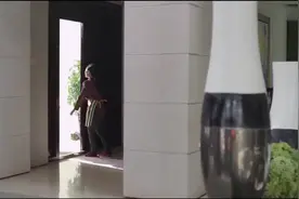 美女心疼奶奶吃不饱，偷摸买蛋糕给奶奶吃，差点闹出人命视频封面