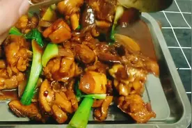 炒鸡好吃，提前把鸡肉腌一下，汤汁拌饭更是一绝，保你一盒饭不够